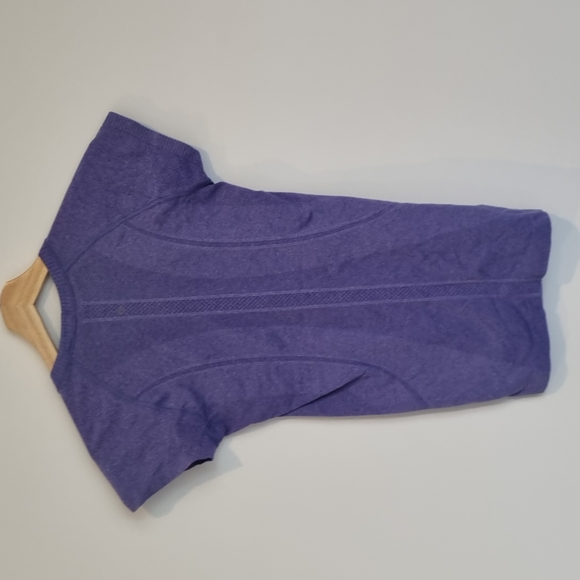 Purple lululemon tshirt - Picture 3 of 4